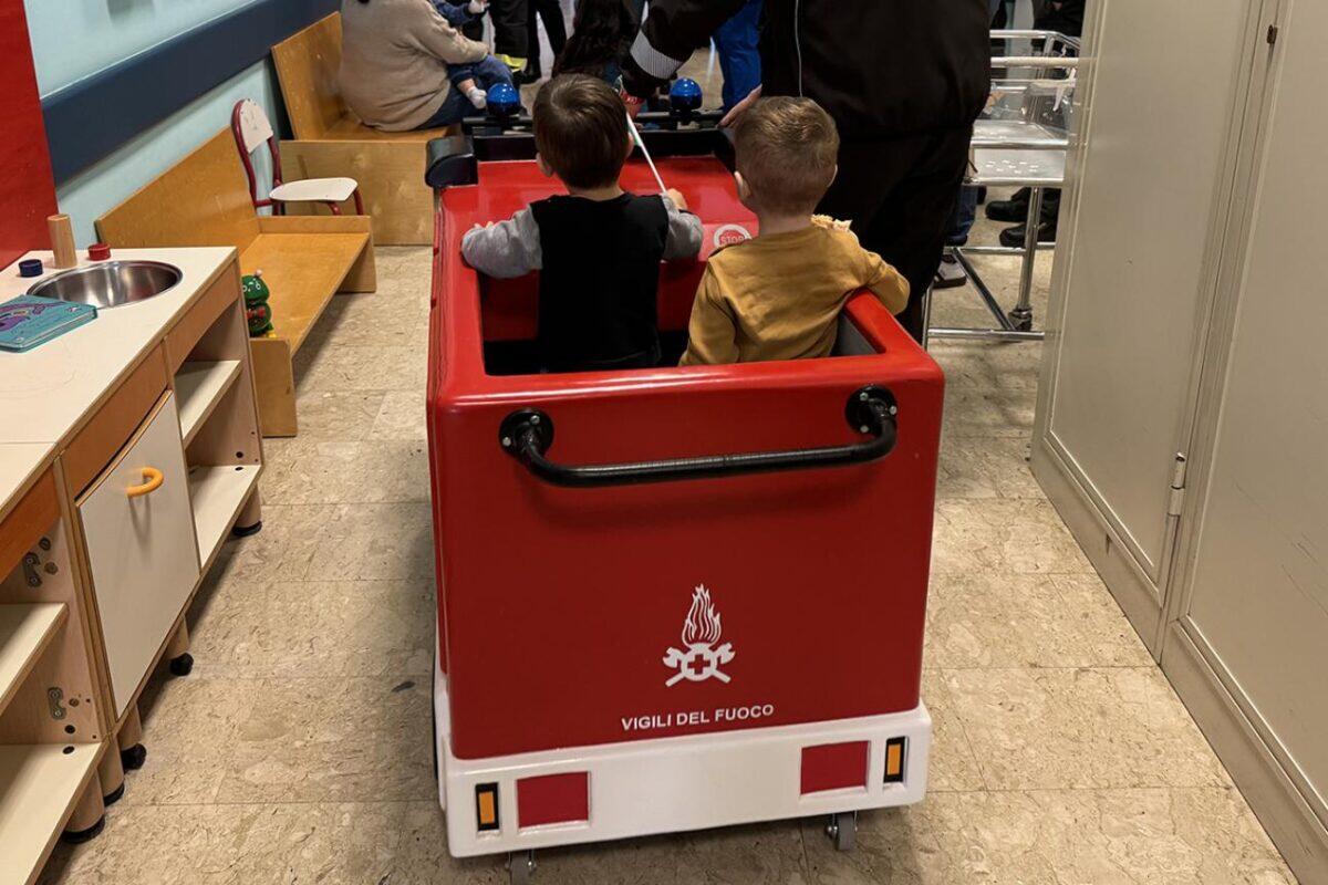 Vigili del Fuoco a fianco dei bambini in ospedale: un momento di gioia e solidarietà a Palermo - 