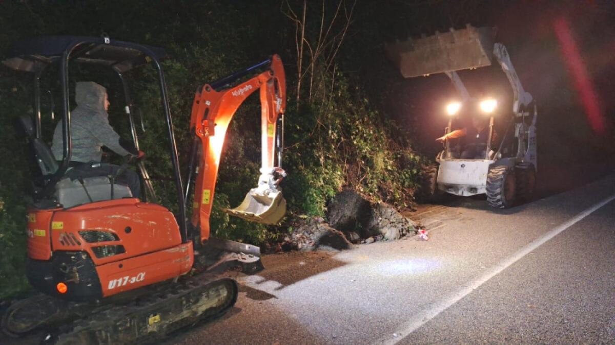Emergenza meteo a Castanea San Michele: intervento del Comune di Messina per rimuovere detriti dalla strada - 