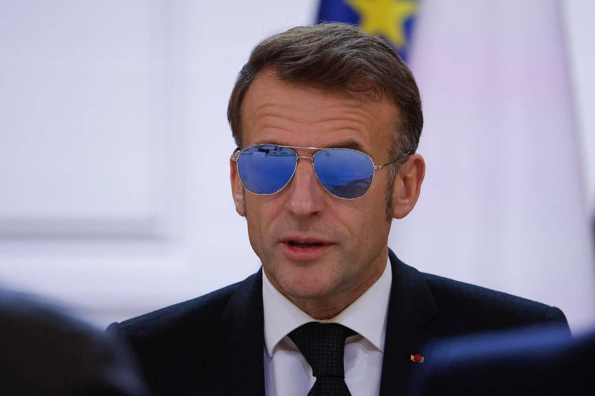Macron e gli occhiali da sole: "Ho un problema all'occhio" - 