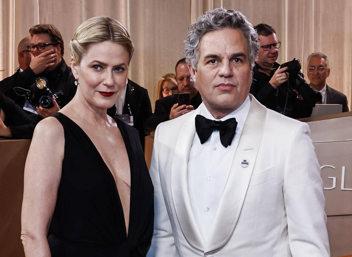 Golden Globes, da Ruffalo a Lyonne: le celebrità indossano spille di protesta contro l'ICE - 