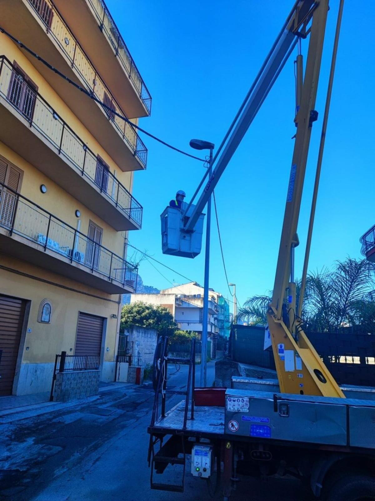 Comune di Palermo interviene per il ripristino della linea di illuminazione in via Belmonte Chiavelli dopo un incidente stradale - 