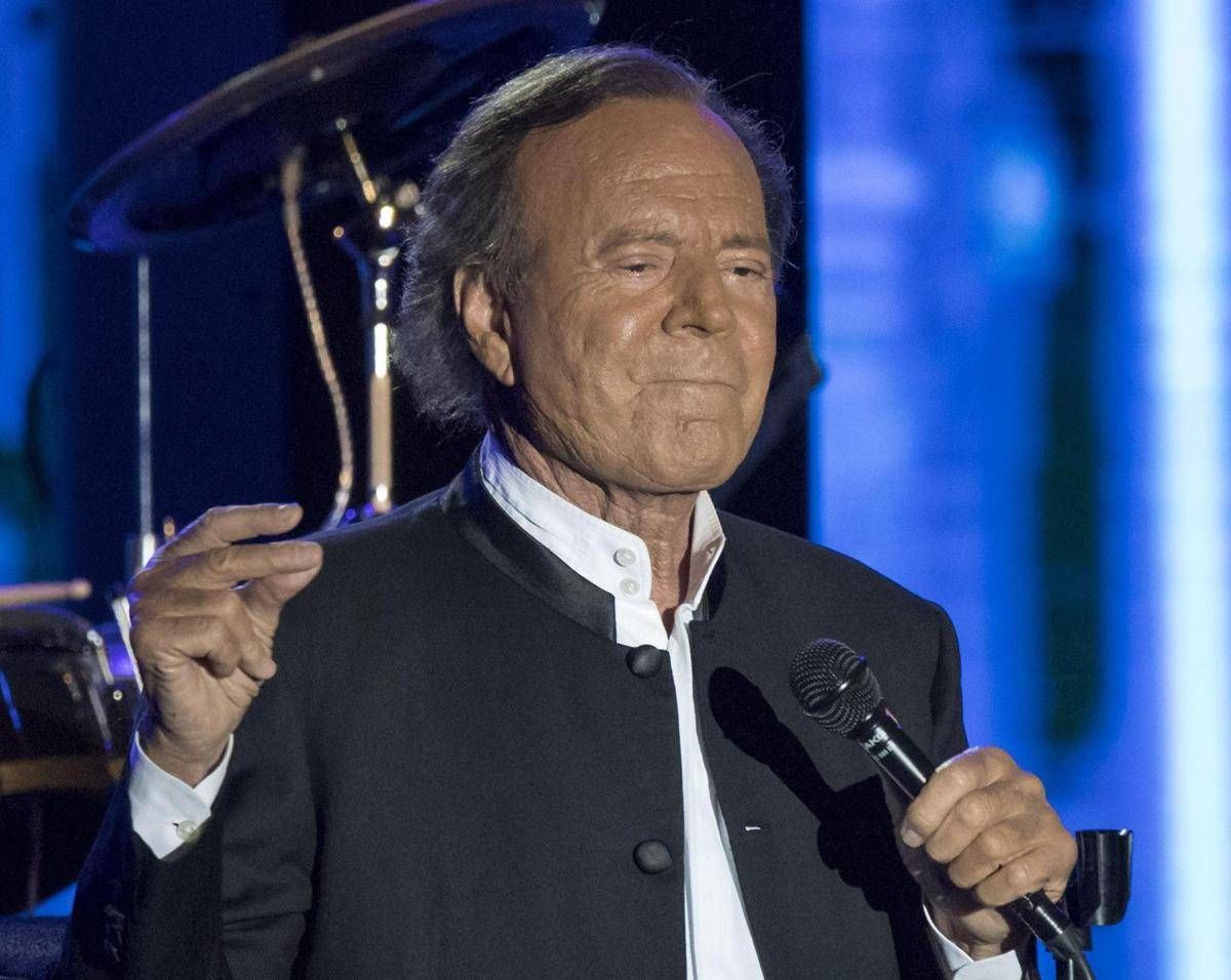 Julio Iglesias chiede l'archiviazione dell'indagine per presunti abusi - 