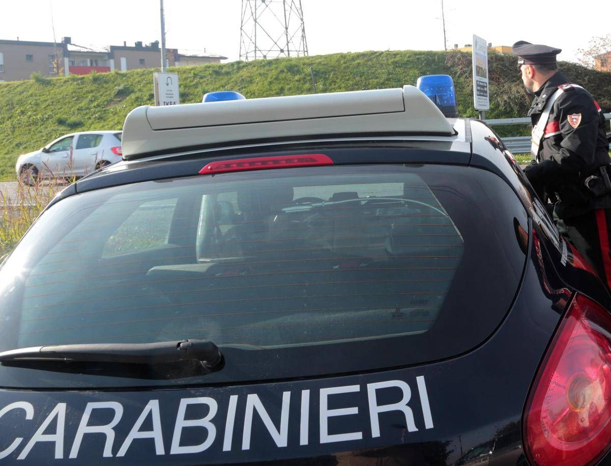 Morto con ferita al torace a Magenta, colpito dal proprietario di casa durante furto in villa - 