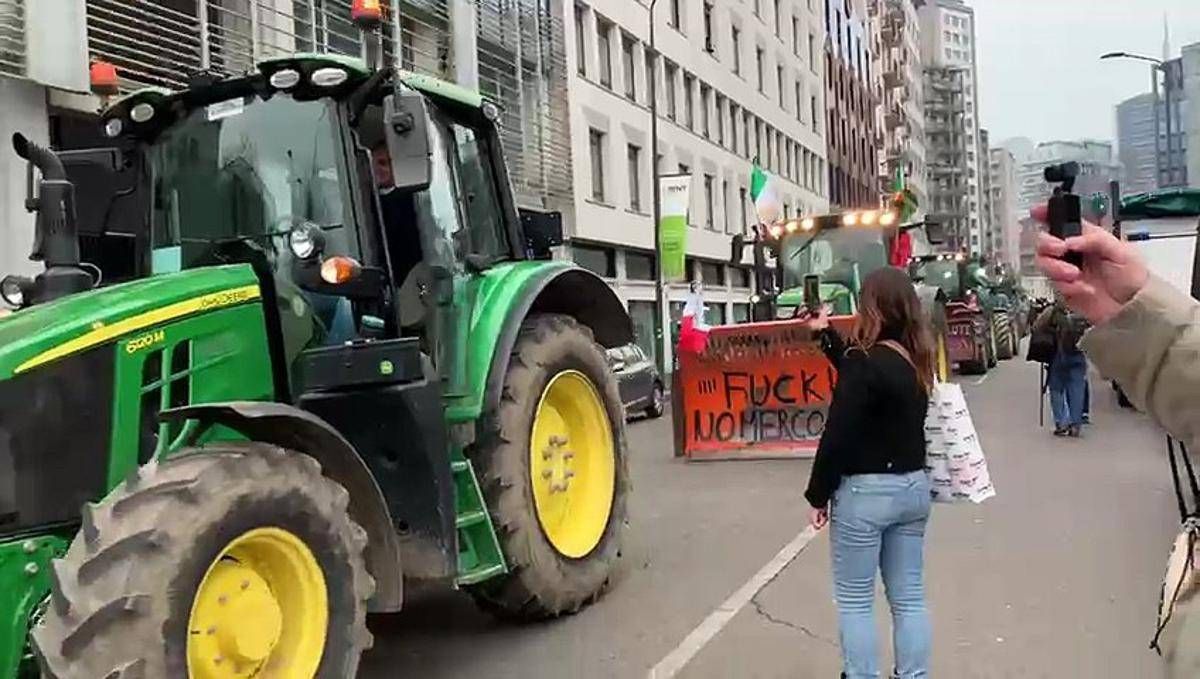 Milano, decine di trattori invadono piazza Duca d’Aosta - 