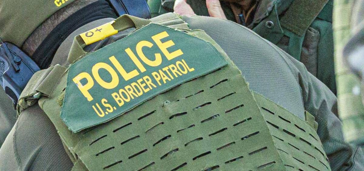 Minneapolis, il nuovo video. Vance: "L'agente è stato investito e ha sparato" - 