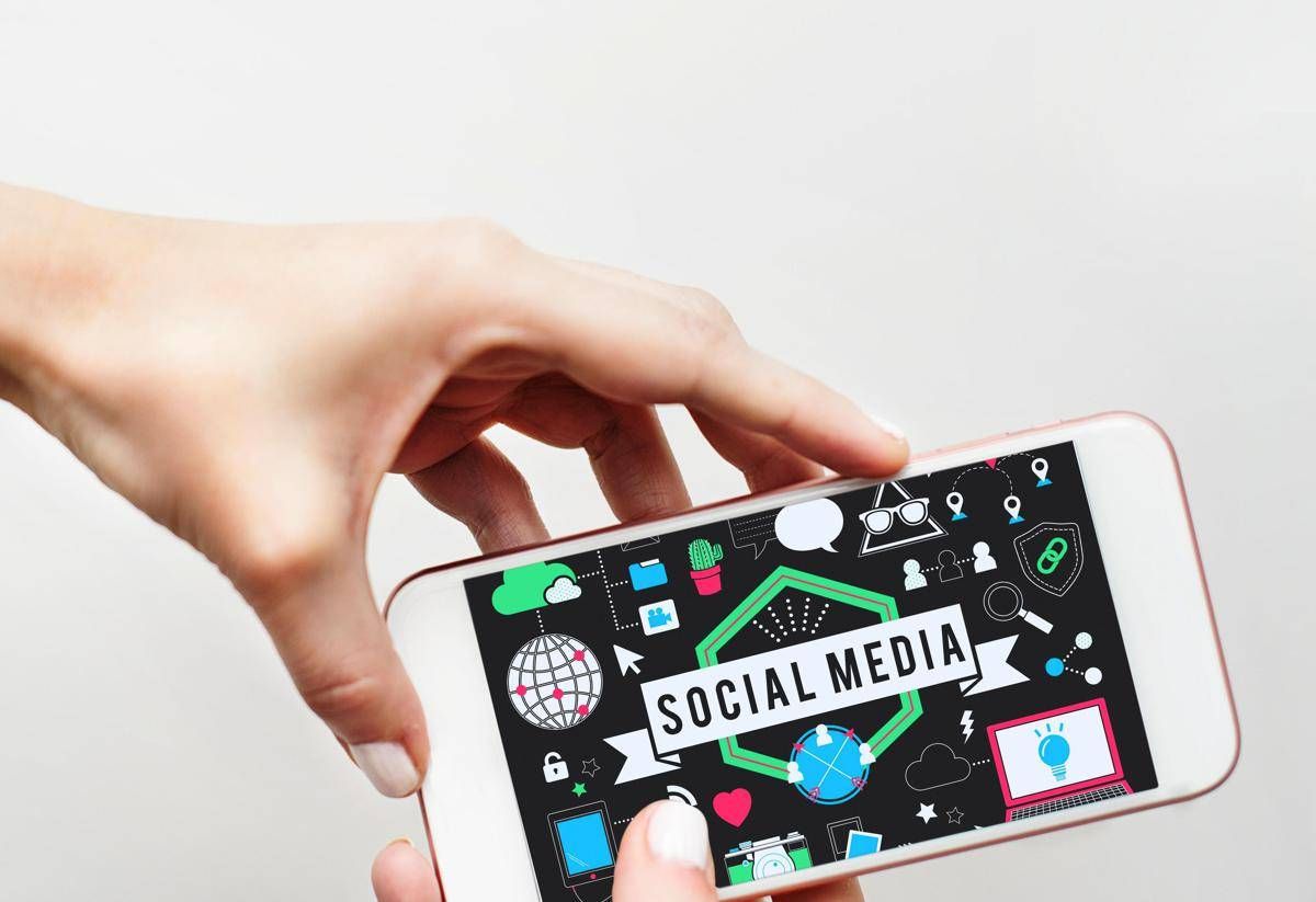 Social vietati ai minori di 15 anni, dall'Australia al Regno Unito: cosa fanno gli altri Paesi - 