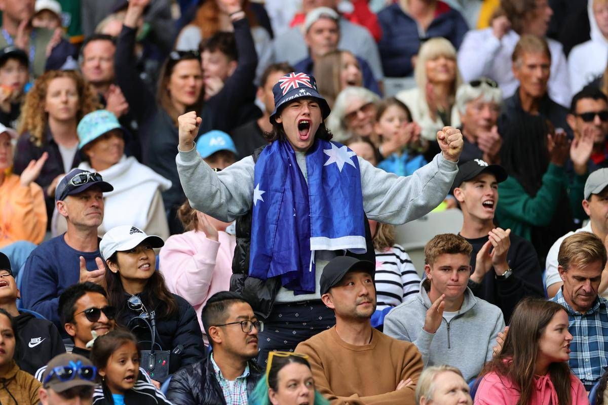 Urlano, cantano e vengono 'ammoniti' dall'arbitro: tifosi molesti (e ubriachi) agli Australian Open - 