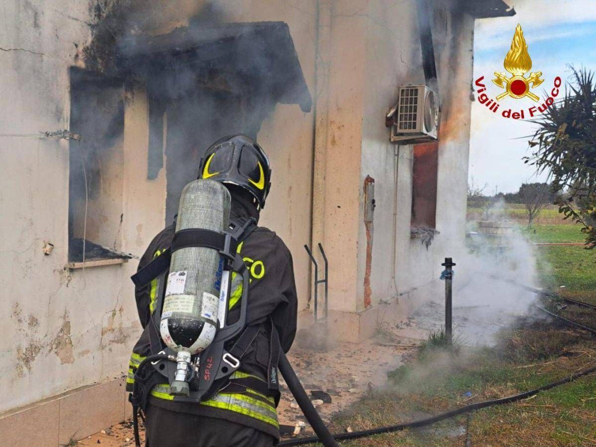 Incendio in una casa nel Brindisino, crollano i solai: si cerca una persona - 