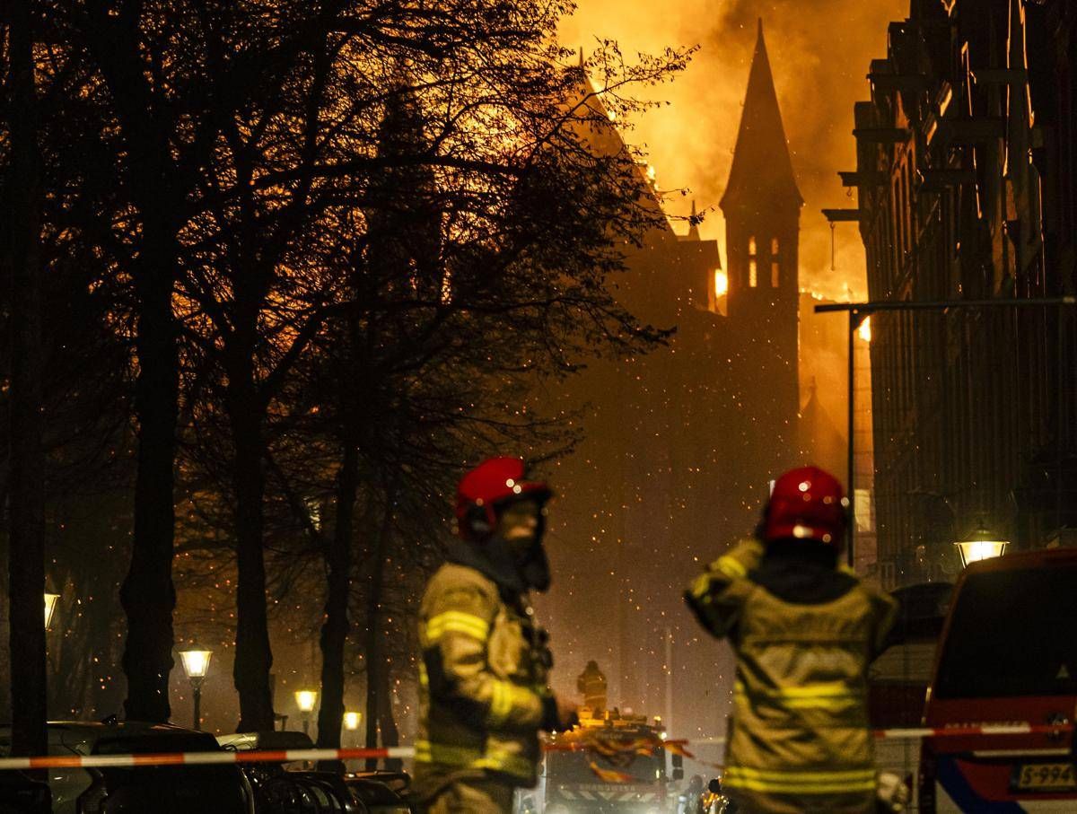 Brucia chiesa in centro ad Amsterdam, crolla il campanile - 