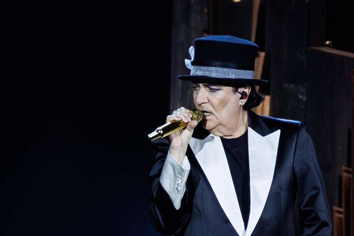 Renato Zero ferma il concerto e abbraccia Enrica Bonaccorti (in platea): la dedica speciale - 