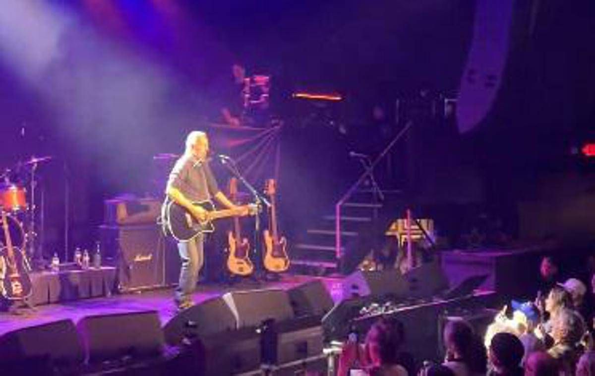 Springsteen suona a sorpresa a Minneapolis, sulla chitarra 'Arrest the President' - 