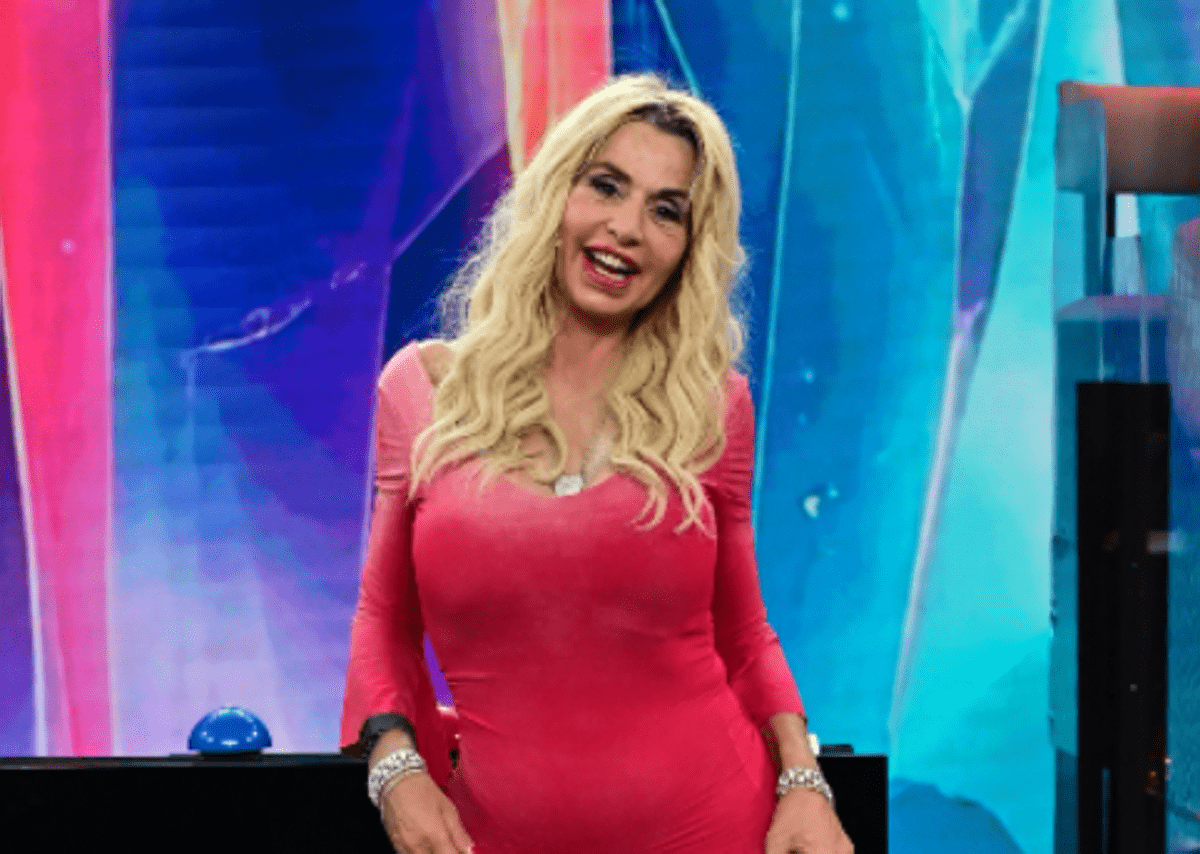 Valeria Marini, la truffa alla madre: "Grazie alla fede ne siamo uscite" - 