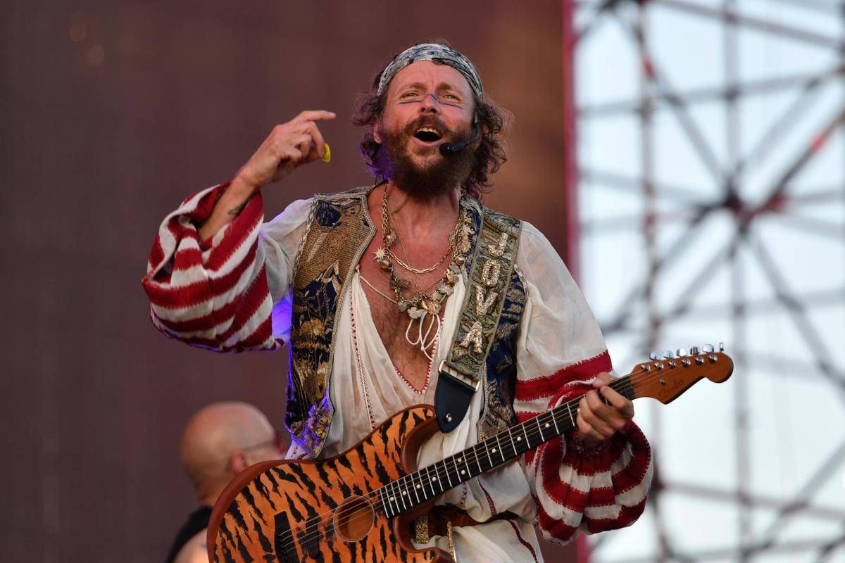 Jovanotti fan di Harry Styles, 8 ore di coda con la figlia Teresa a Parigi - 