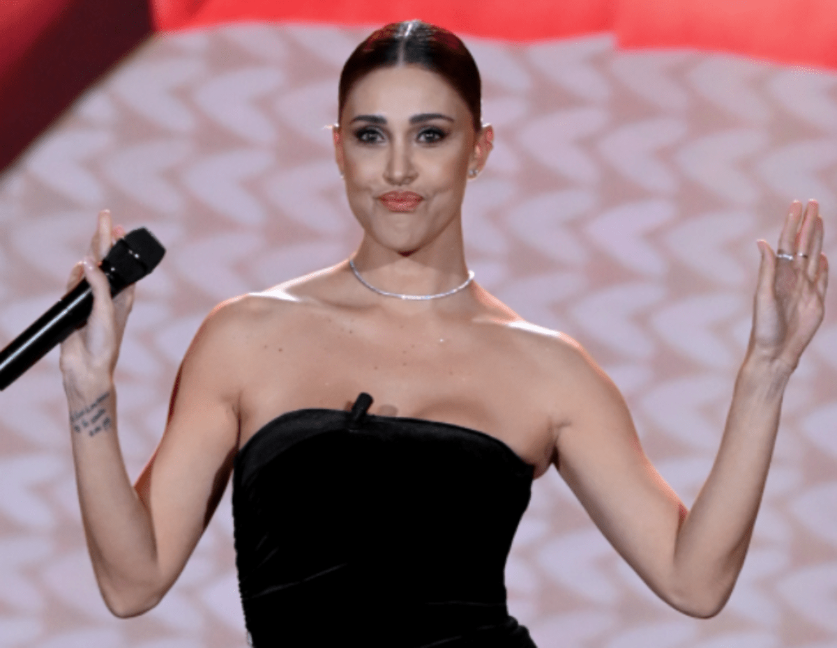 Belen Rodriguez, tra febbre e flebo: "Sono stata malissimo". Poi, il commento sul vaccino - 