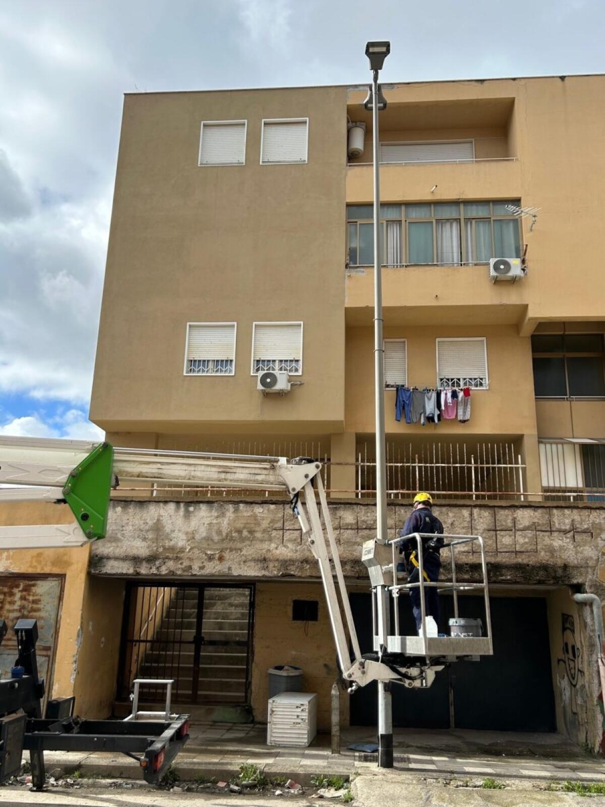 Verniciatura dei Sostegni di Illuminazione: Un Progetto del Comune di Palermo per 3.100 Pali in Tutta la Città - 