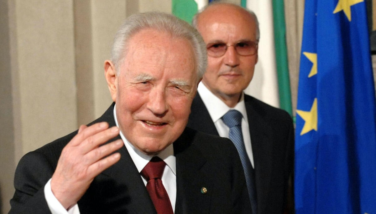 32 anni dopo: Avvengono le dimissioni del presidente del Consiglio Carlo Azeglio Ciampi, un momento che ha cambiato la politica italiana - 