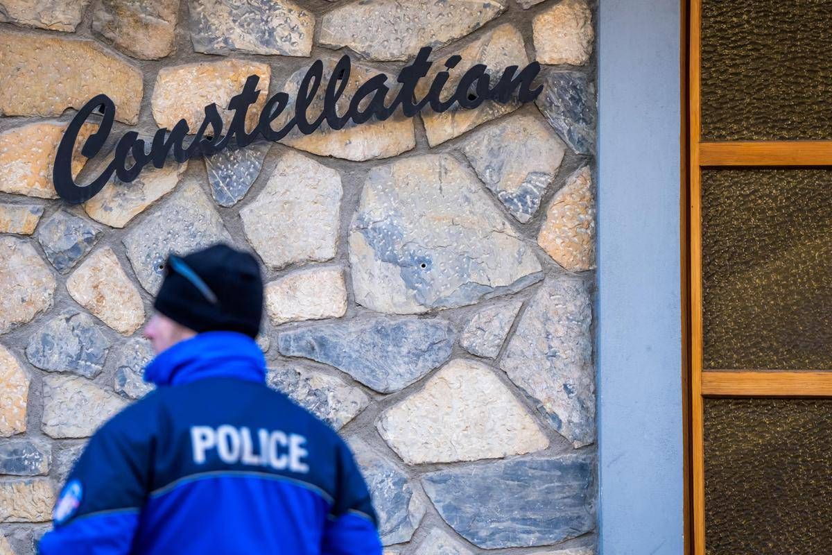 Strage Crans-Montana, tanta legna e una sola via di fuga al bar Le Constellation - 