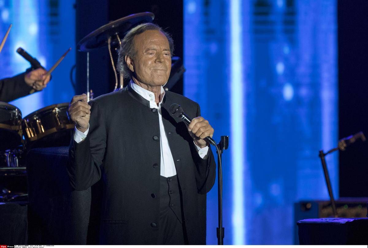 Julio Iglesias accusato di violenze sessuali, il cantante si difende: "La verità verrà a galla" - 