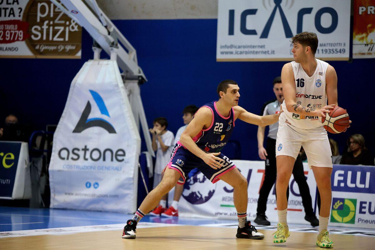 Orlandina ribalta la gara con una difesa monumentale e il talento di Jacopo Rapetti nell'86-73 contro Orzinuovi - 