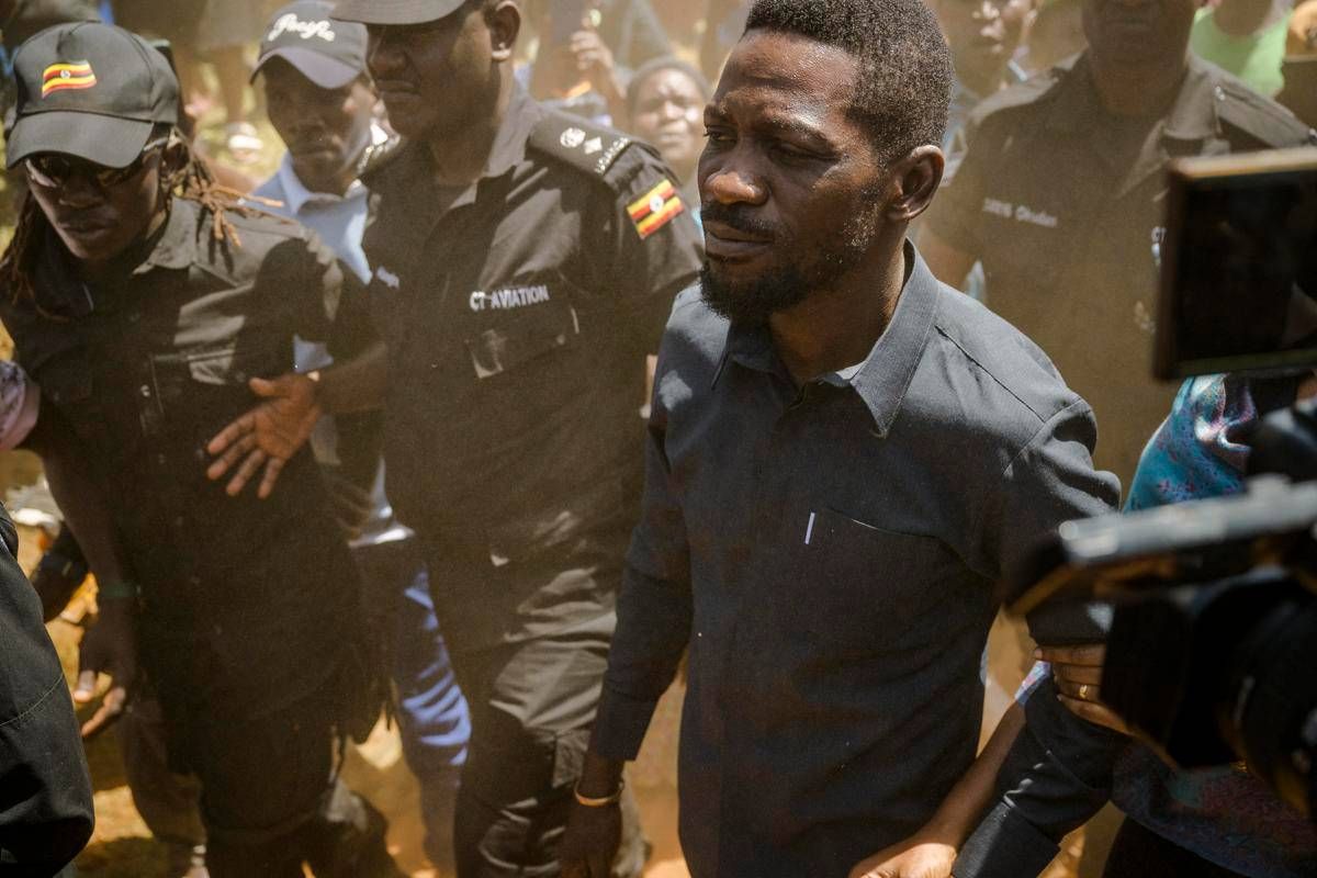 Uganda, leader opposizione Bobi Wine portato via con elicottero militare - 