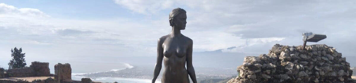 Gesti Scolpiti: Un Dialogo Tra Arte Contemporanea e Parchi Archeologici Siciliani nel Teatro Antico di Taormina - 