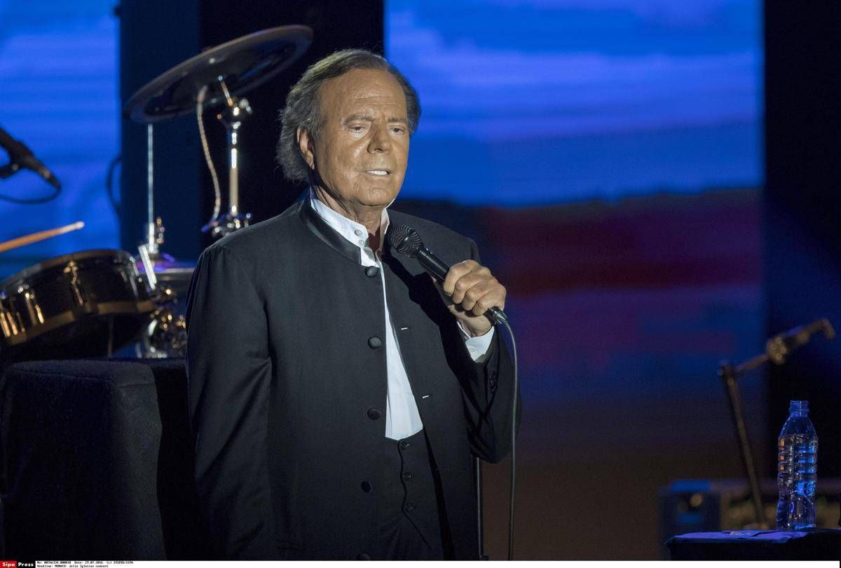 Julio Iglesias accusato di violenza sessuale da due sue ex dipendenti - 