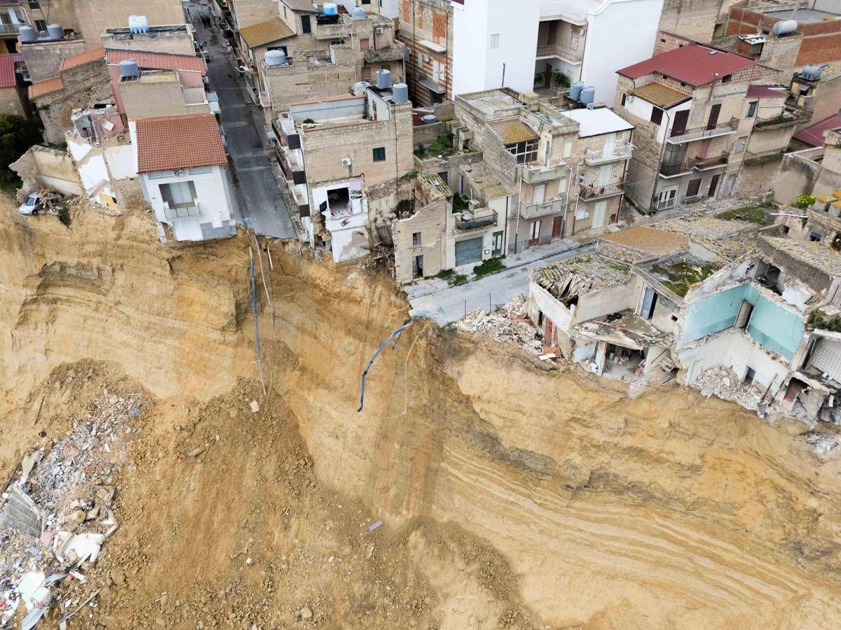 Frana Niscemi, palazzina di tre piani crolla nel precipizio: era nella zona rossa - 