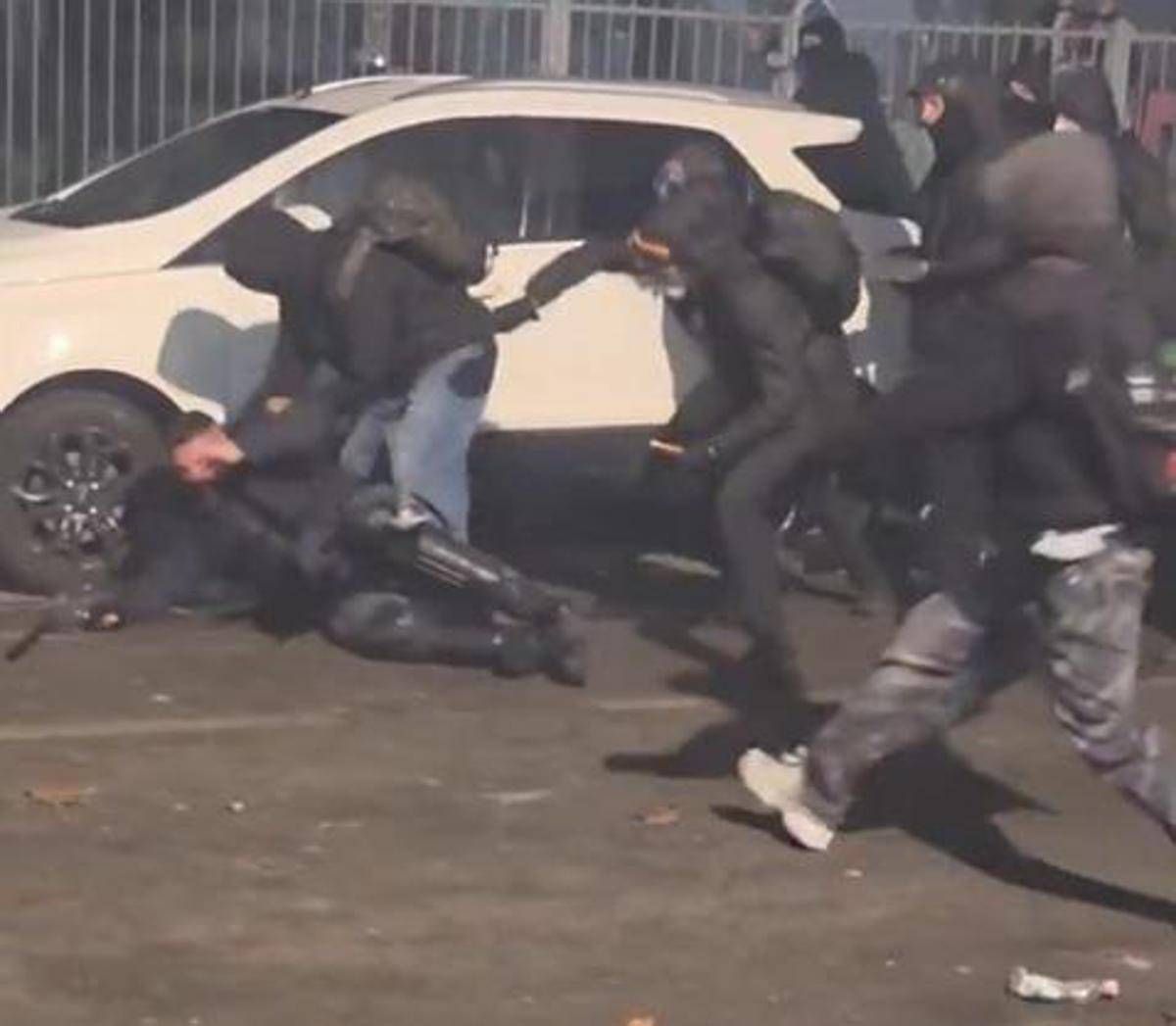 Torino, chi è l'agente aggredito nel corteo per Askatasuna - 