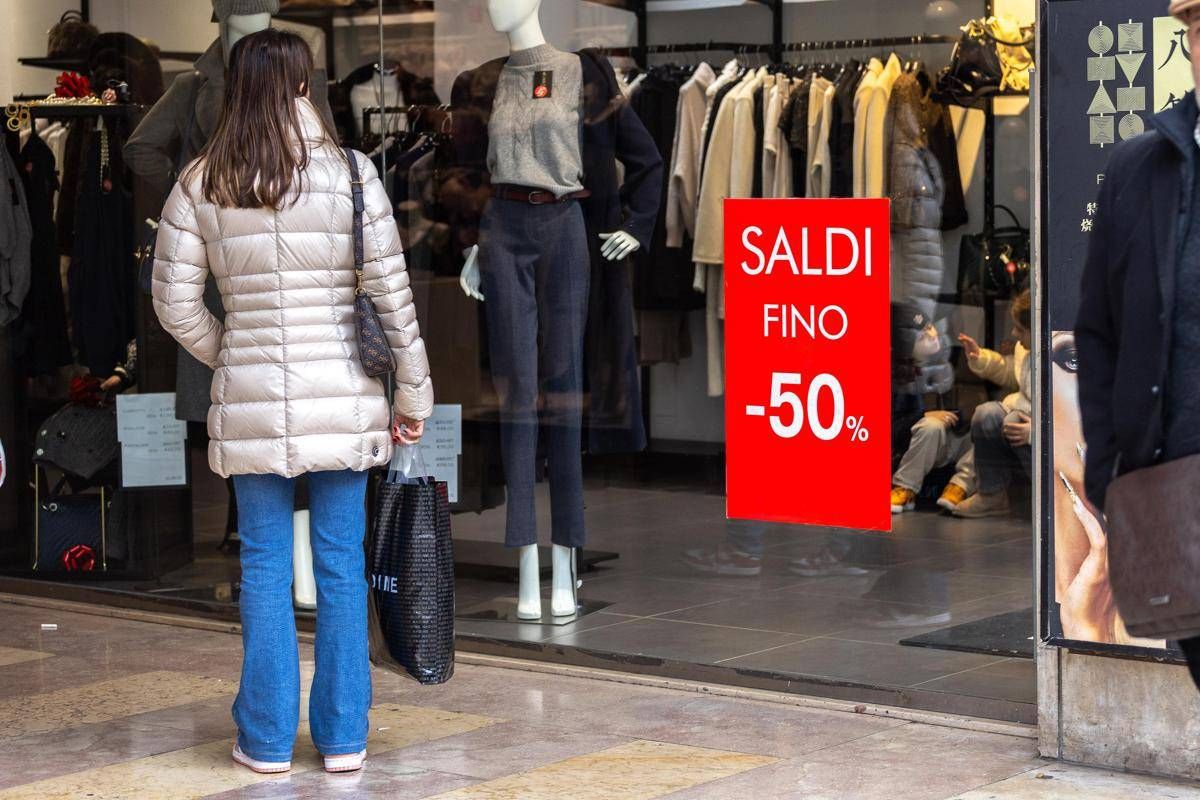 Oggi iniziano i saldi invernali 2026, dai cambi ai pagamenti cosa c'è da sapere - 