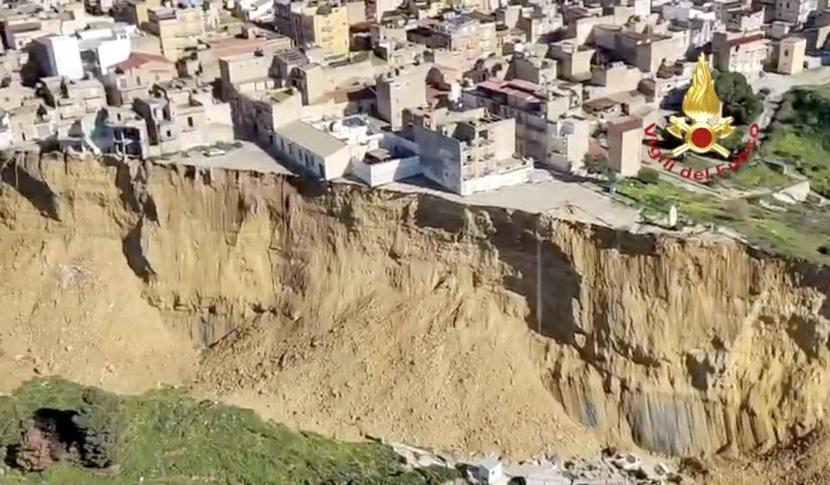 Meloni a Niscemi, premier sorvola zone colpite dal maltempo in Sicilia - 