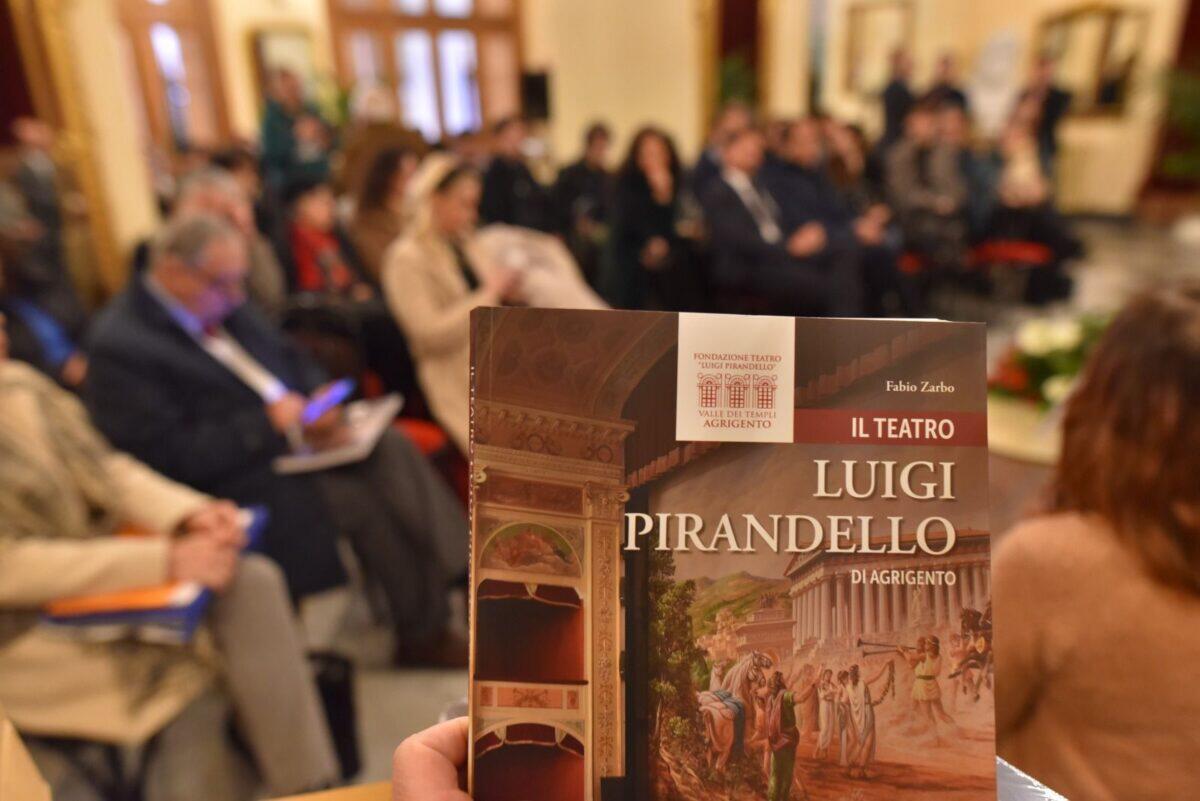 Il Teatro Pirandello Agrigento celebra trent'anni di storia con la pubblicazione di un nuovo volume sulla sua metamorfosi architectonica e culturale. - 