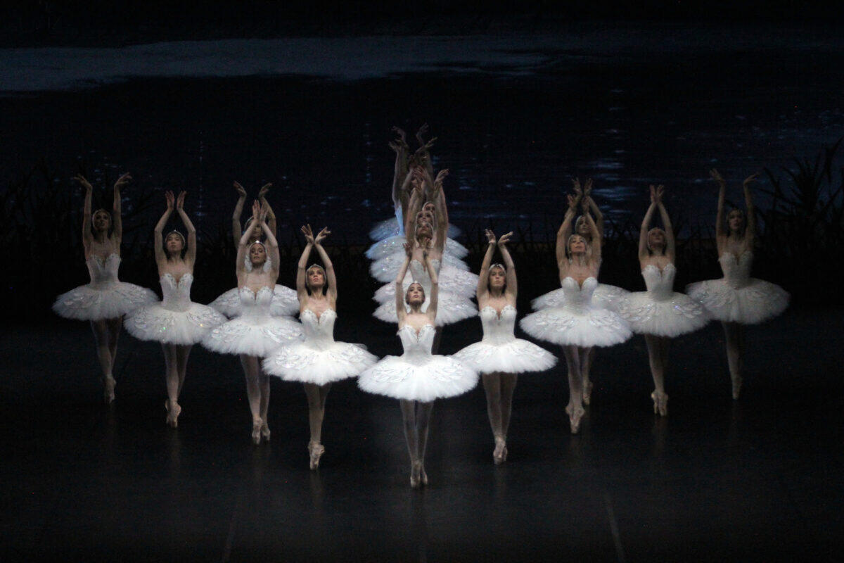 Il Lago dei Cigni incanta il pubblico al Comune di Palermo con una nuova incantevole interpretazione - 