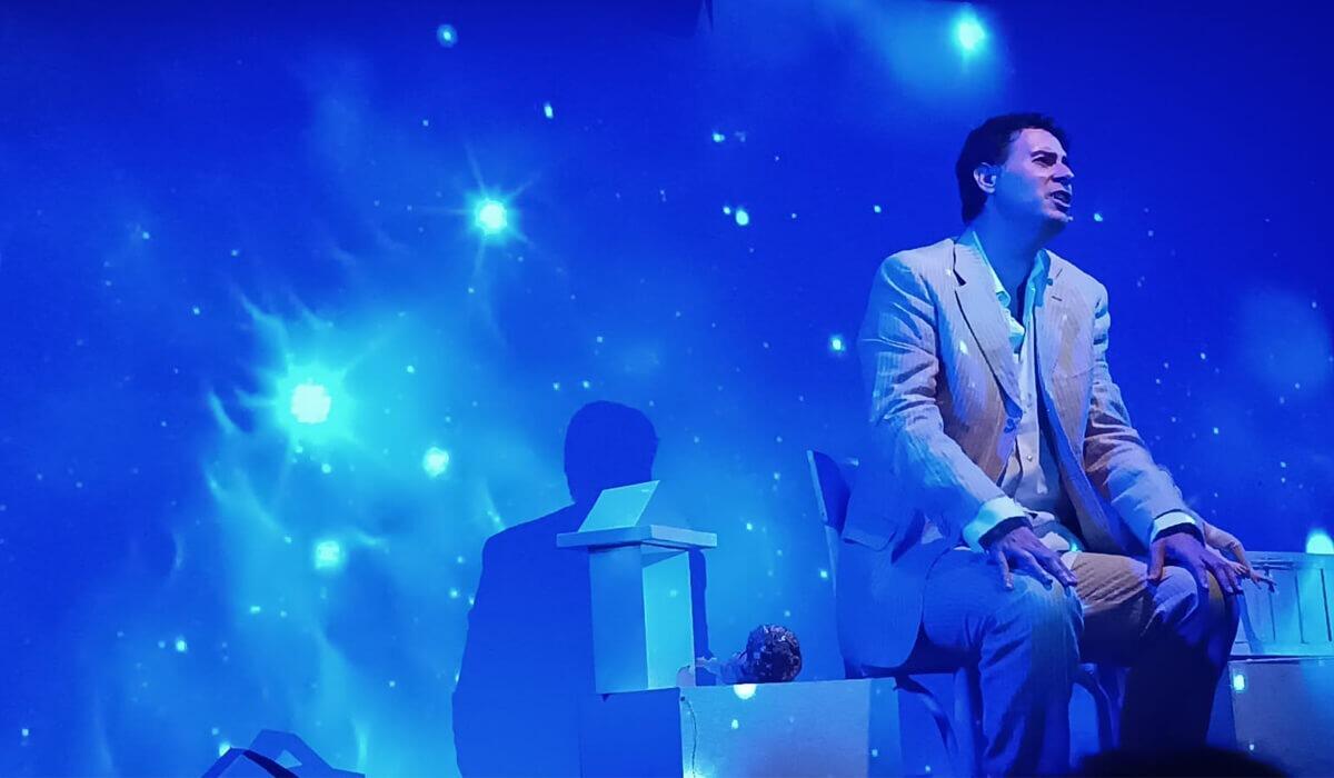 Marco Manera torna alle origini con "Parisea" al Teatro Donnafugata, un viaggio tra comicità e prosa - 