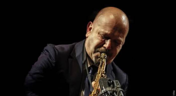 Stefano Di Battista si esibisce in prima assoluta con l’opera di Vince Mendoza orchestrata per big band.