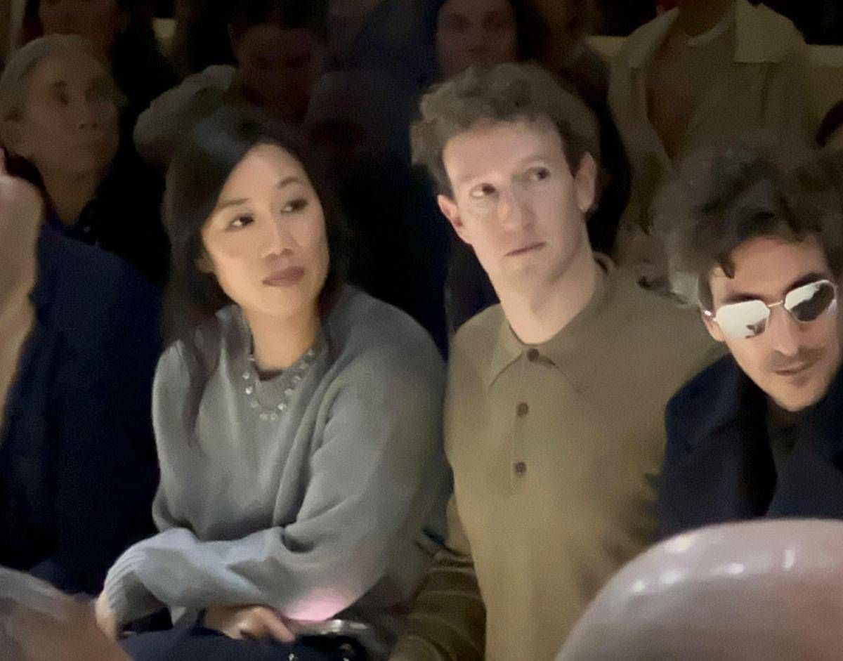 Mark Zuckerberg con la moglie alla sfilata di Prada a Milano, prove di accordo su occhiali Ai - VIDEO - 