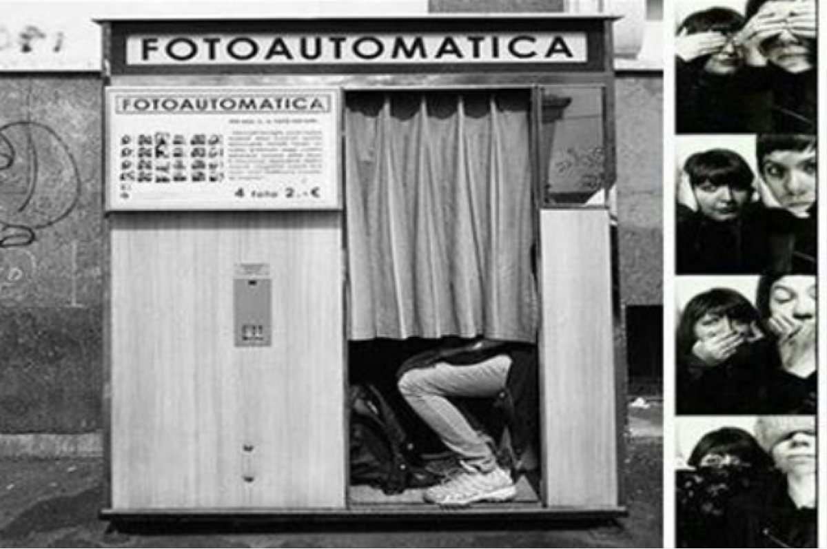 Quando i selfie si facevano nella fotoautomatica: ricordi in bianco e nero che non tornano più - 