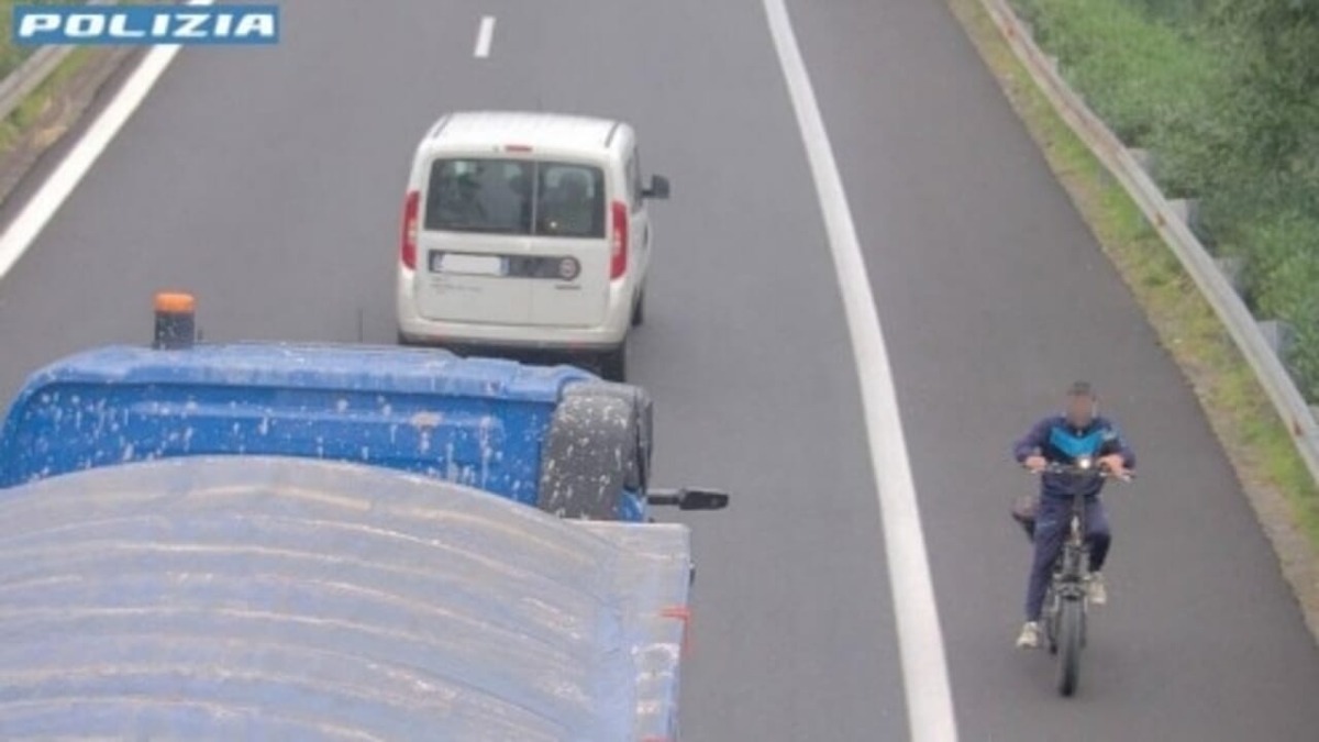 23enne ruba una e-bike e percorre contromano l'A18: fermato e sottoposto a TSO