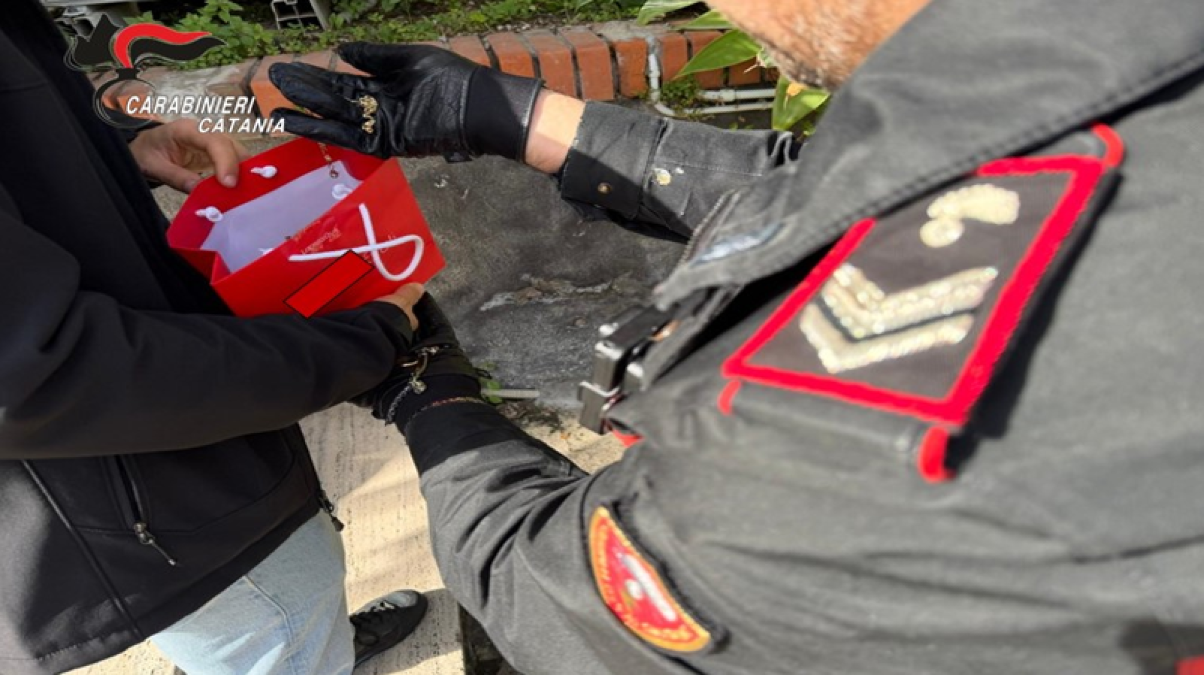 Aci Sant'Antonio: finto carabiniere deruba una 74enne, arrestato un 18enne in flagranza