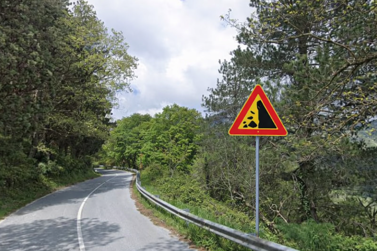 Masso sulla SS185 a Novara di Sicilia: strada chiusa al km 24,400 - 