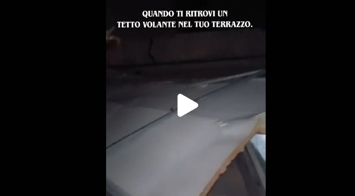 A Palermo il vento dell'Uragano Unrike scoperchia un tetto: il manufatto finisce su più terrazzi, video virale - Credit foto/video fefepilli (Fefé 🌸)