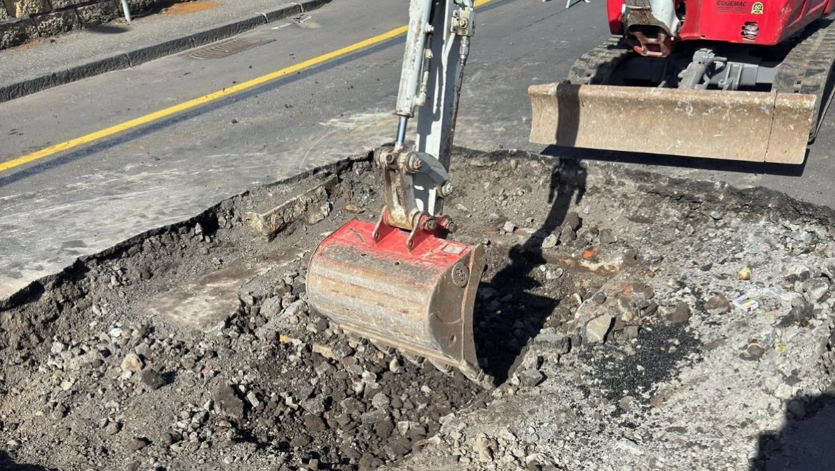 Catania, voragine sul lungomare: il sindaco Trantino parla di pozzetto collassato - Foto Sindaco si Facebook 