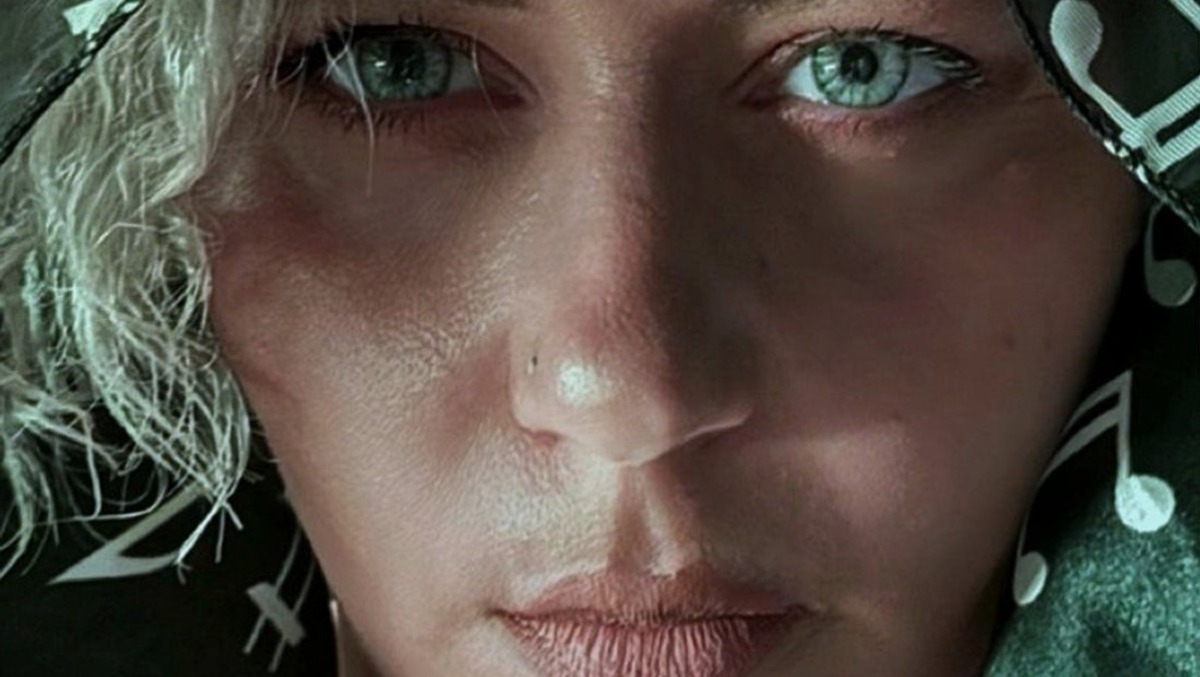 Da Paternò al colore: Clair e il canto che trasforma l'ansia in luce - 