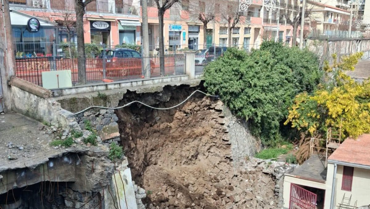 Cedimento a Viale Regina Margherita ad Acireale: una corsia unica e verifiche tecniche in corso - 