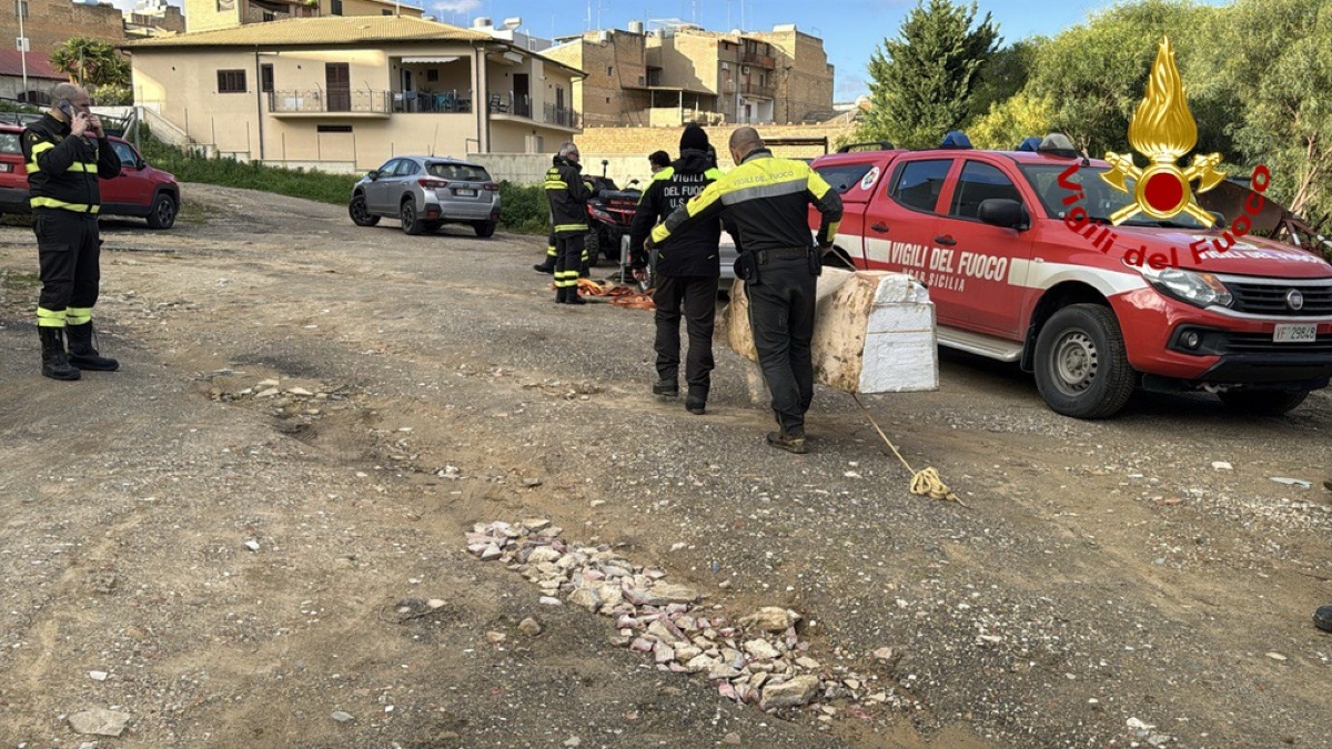 A Niscemi recuperata la croce simbolo: operazione con robot e Nocs, restituita al sindaco - 