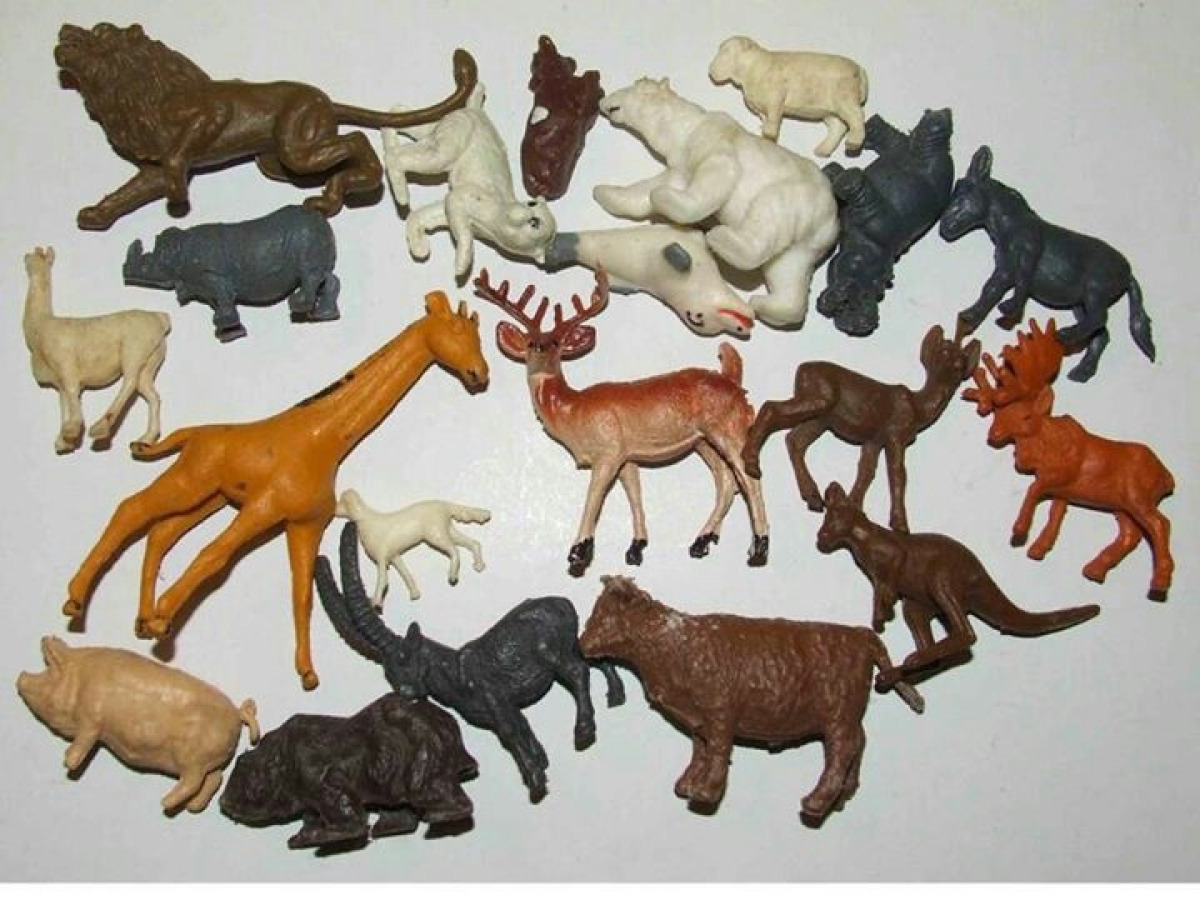 Gli animaletti di plastica: quando bastava poco per inventare mondi interi - 