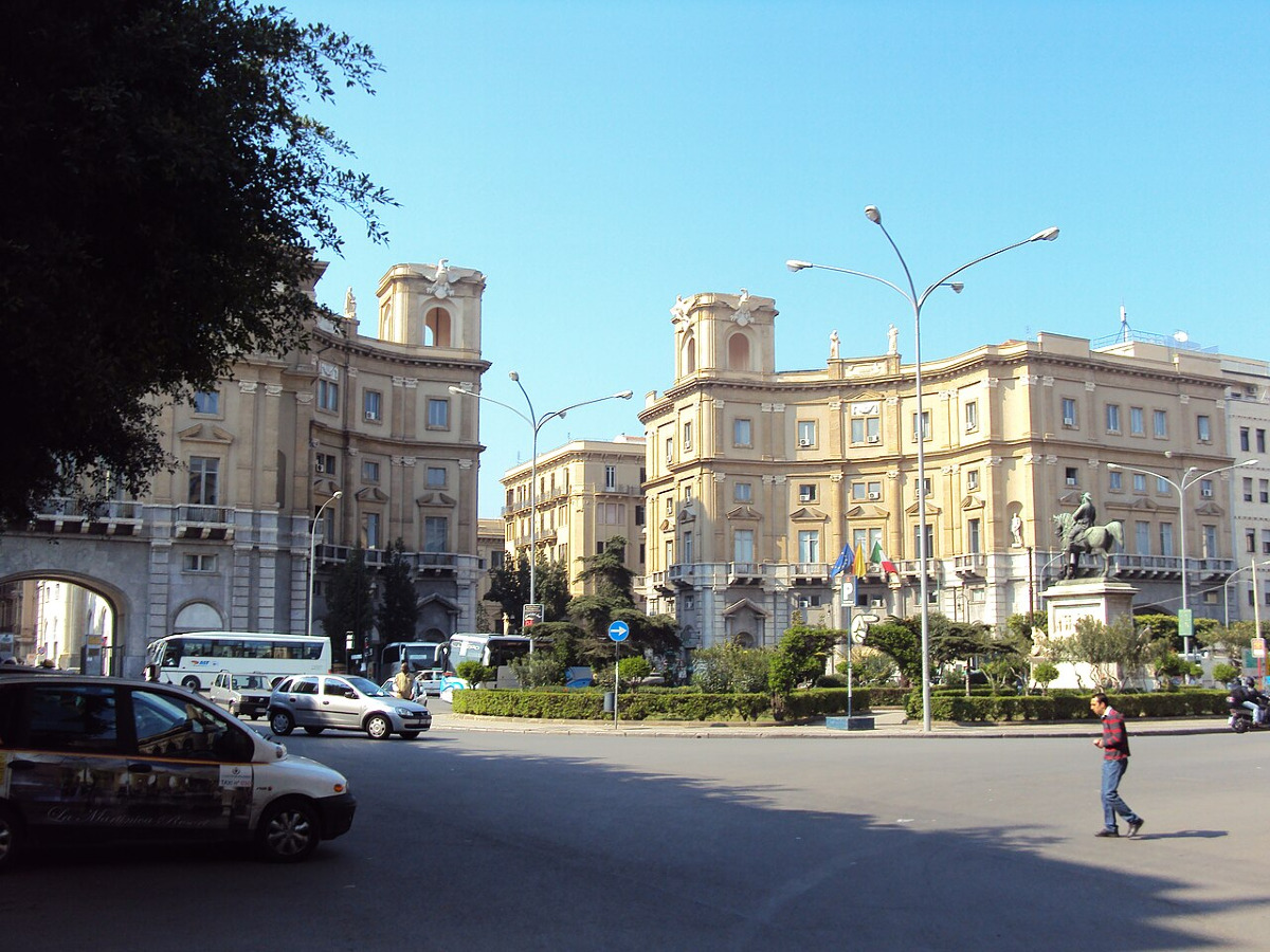 Piazza Giulio Cesare a Palermo: la soglia tra stazione e città - Foto: Markos90/Wikipedia