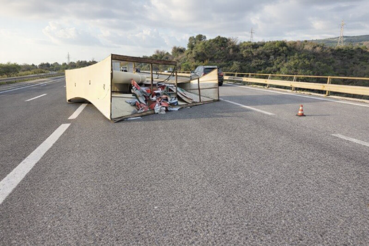Furgoncino con vela pubblicitaria si ribalta tra Sortino e Melilli: nessun ferito, disagi sulla Siracusa–Catania - 