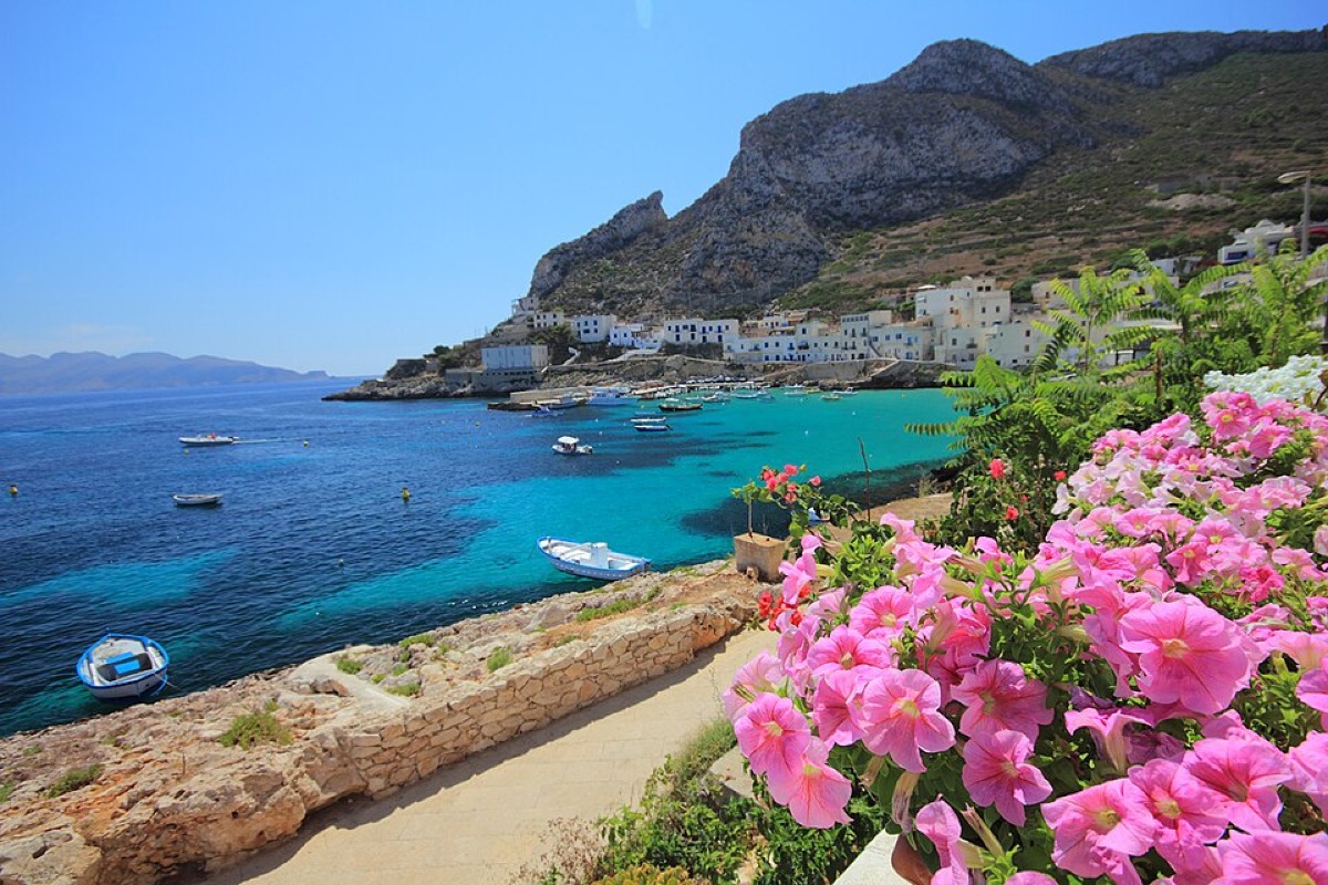 Weekend perfetto in Sicilia: mare, città e sapori - https://commons.wikimedia.org/wiki/File:Isola_di_Levanzo,_Sicilia,_Italia.jpg