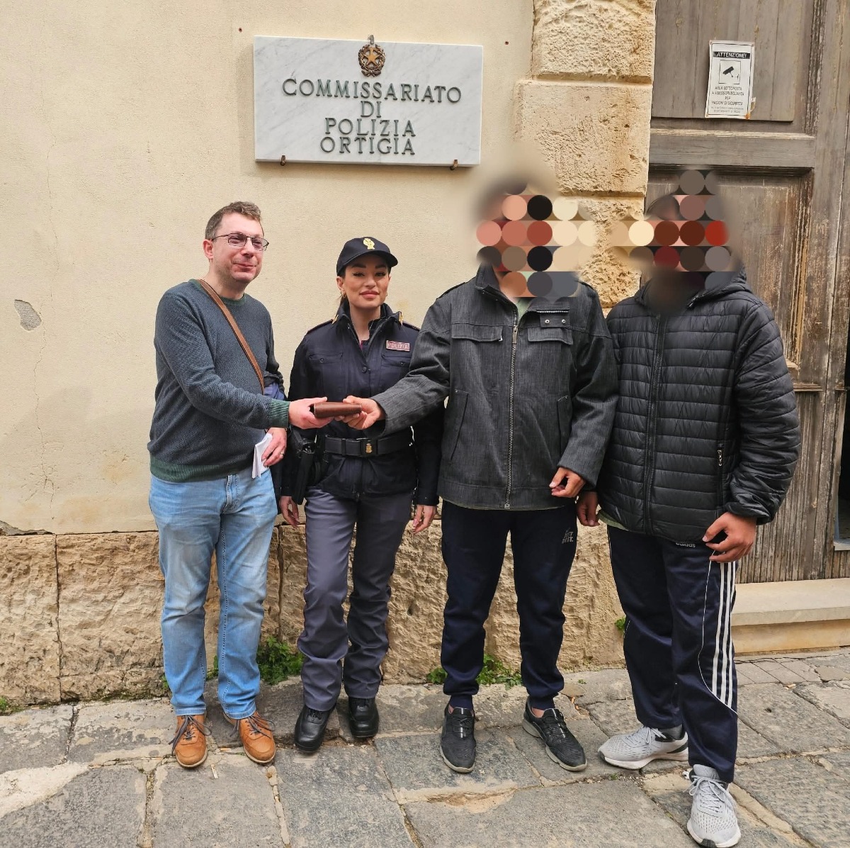 Siracusa, due richiedenti asilo pakistani restituiscono portafogli con 415 euro e documenti - 