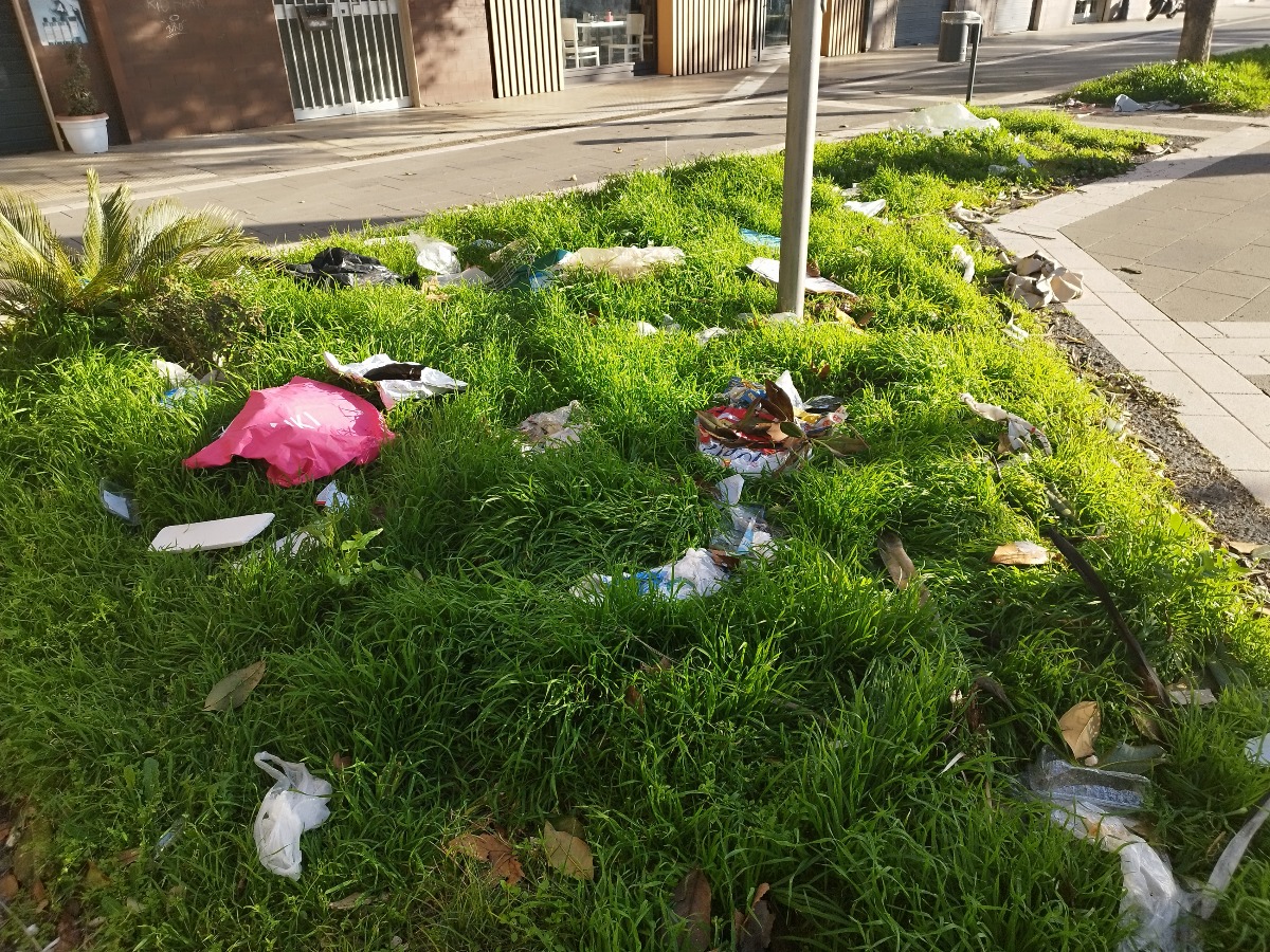 Tremestieri Etneo, degrado a Piazza Sac. Giuseppe Amore: residenti segnalano sporcizia e mancata pulizia - 